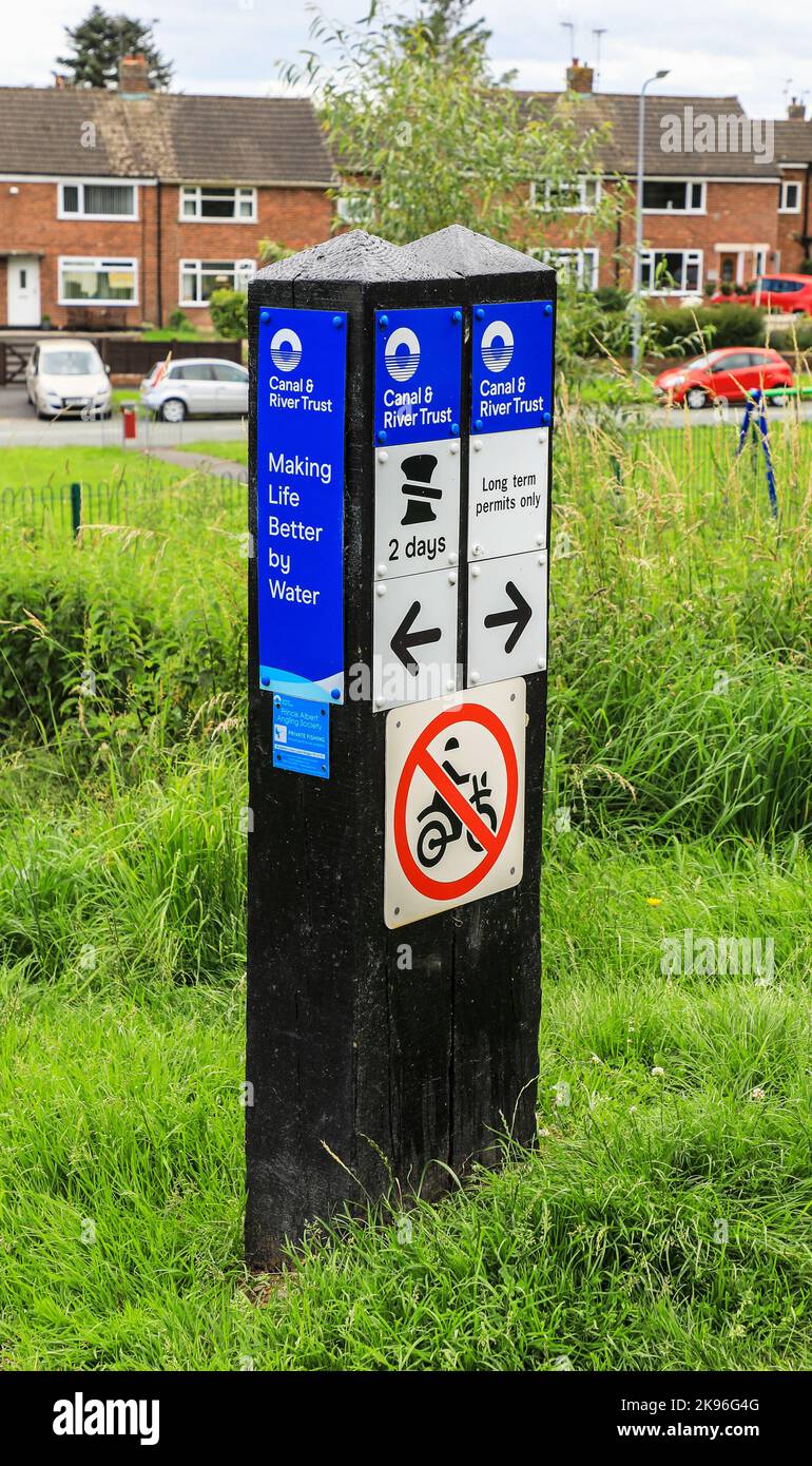 Ein Informationsposten neben dem Shropshire Union Canal, der über Liegezeiten informiert, Nantwich, Cheshire, England, Großbritannien Stockfoto