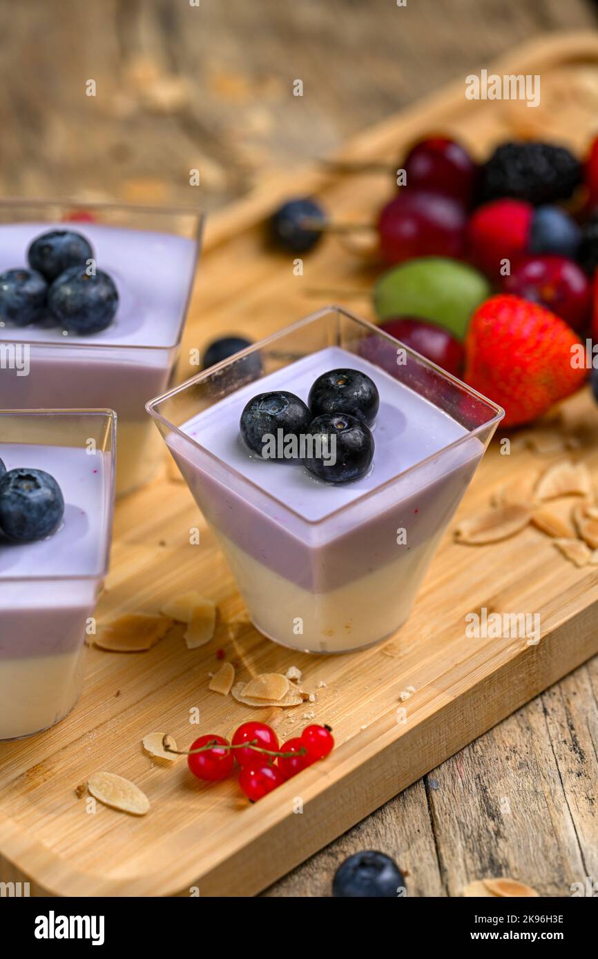 Ein schöner Schuss von weißem und violettem Mousse mit Heidelbeeren Stockfoto