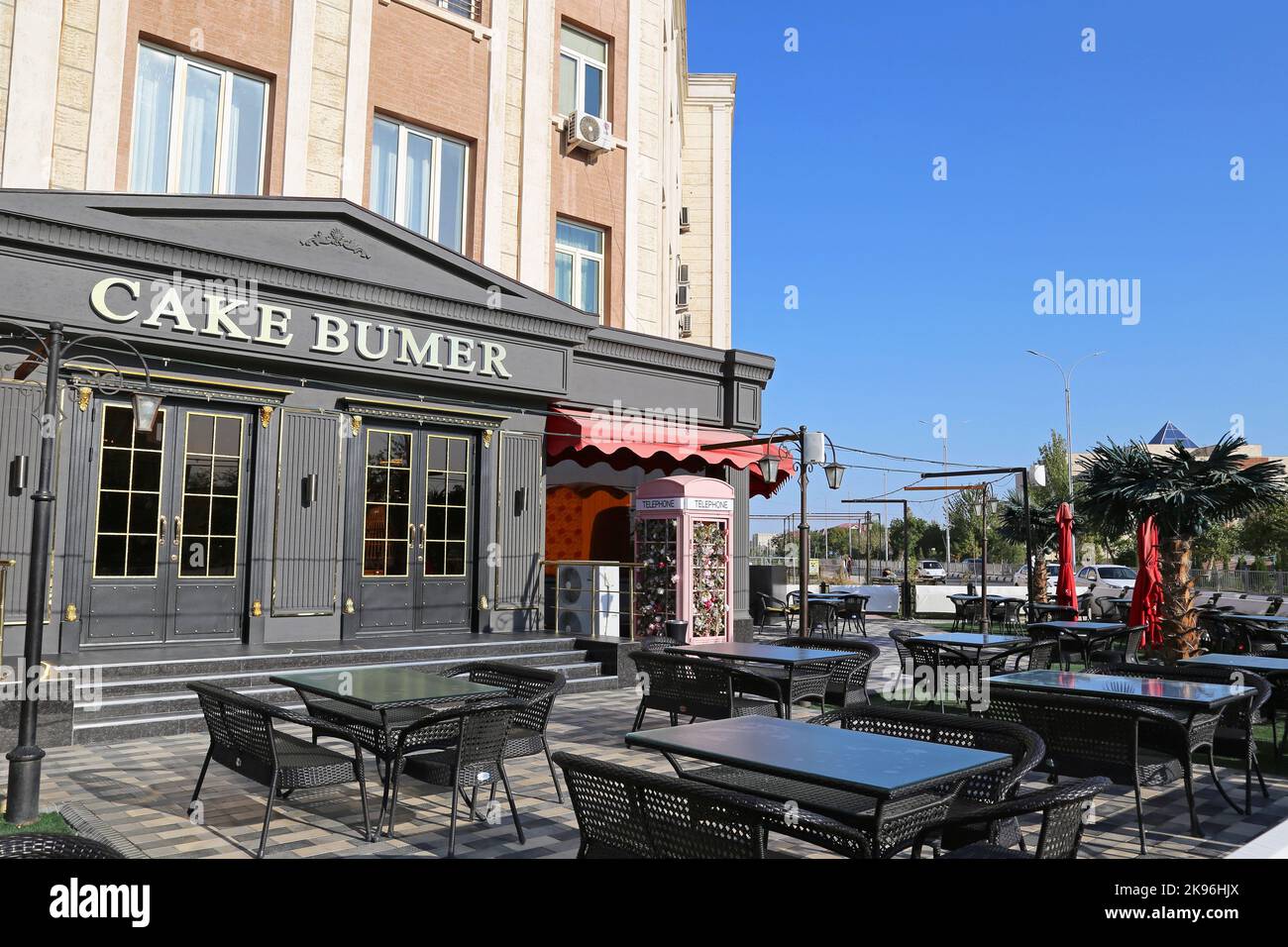 Cake Bumer Bakery and Cafe, Tolepbergen Kayipbergenov Street, Nukus, Karakalpakstan Autonome Republik, Usbekistan, Zentralasien Stockfoto