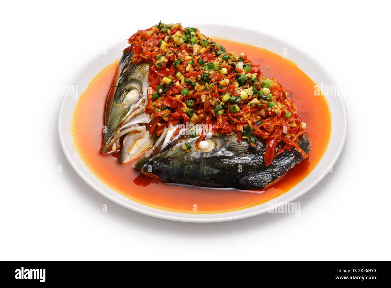 Gedünsteter Fischkopf mit gehackten roten Paprika, chinesische Küche aus Hunan auf weißem Hintergrund isoliert Stockfoto