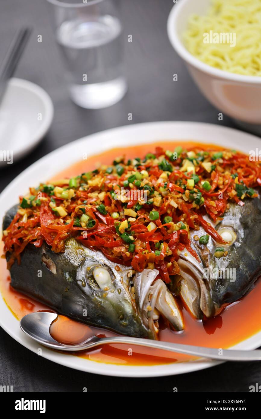 Gedünsteter Fischkopf mit gehackten roten Paprika, chinesische Hunan-Küche Stockfoto