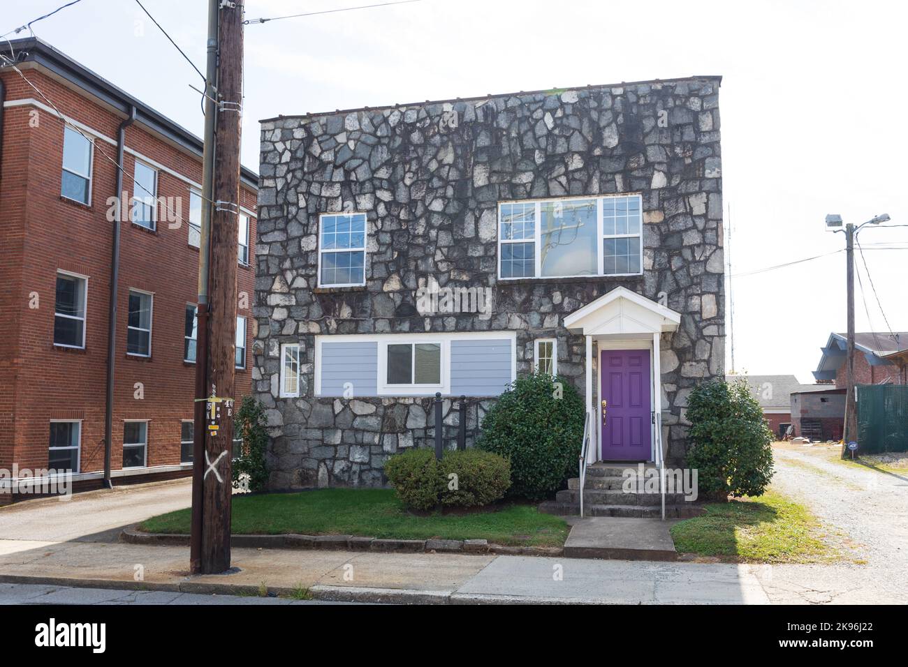 BREVARD, NORTH CAROLINA, USA-9 OCTOBER 2022: Wohnung mit Flachdach, Platz, Steinfront. Stockfoto