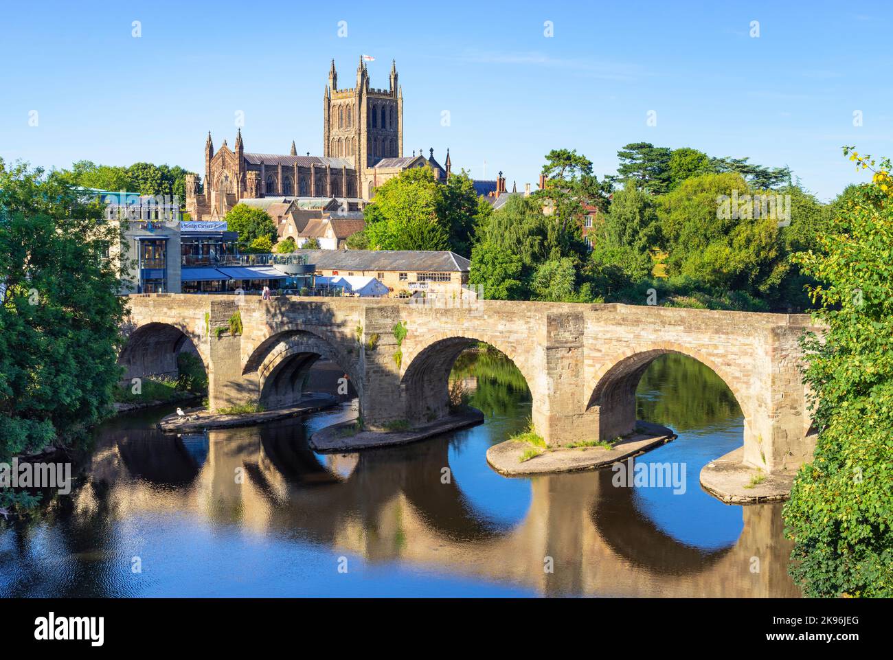 Hereford Cathedral und die Alte Brücke spiegeln sich im Fluss Wye Hereford Herefordshire England GB Europa Stockfoto