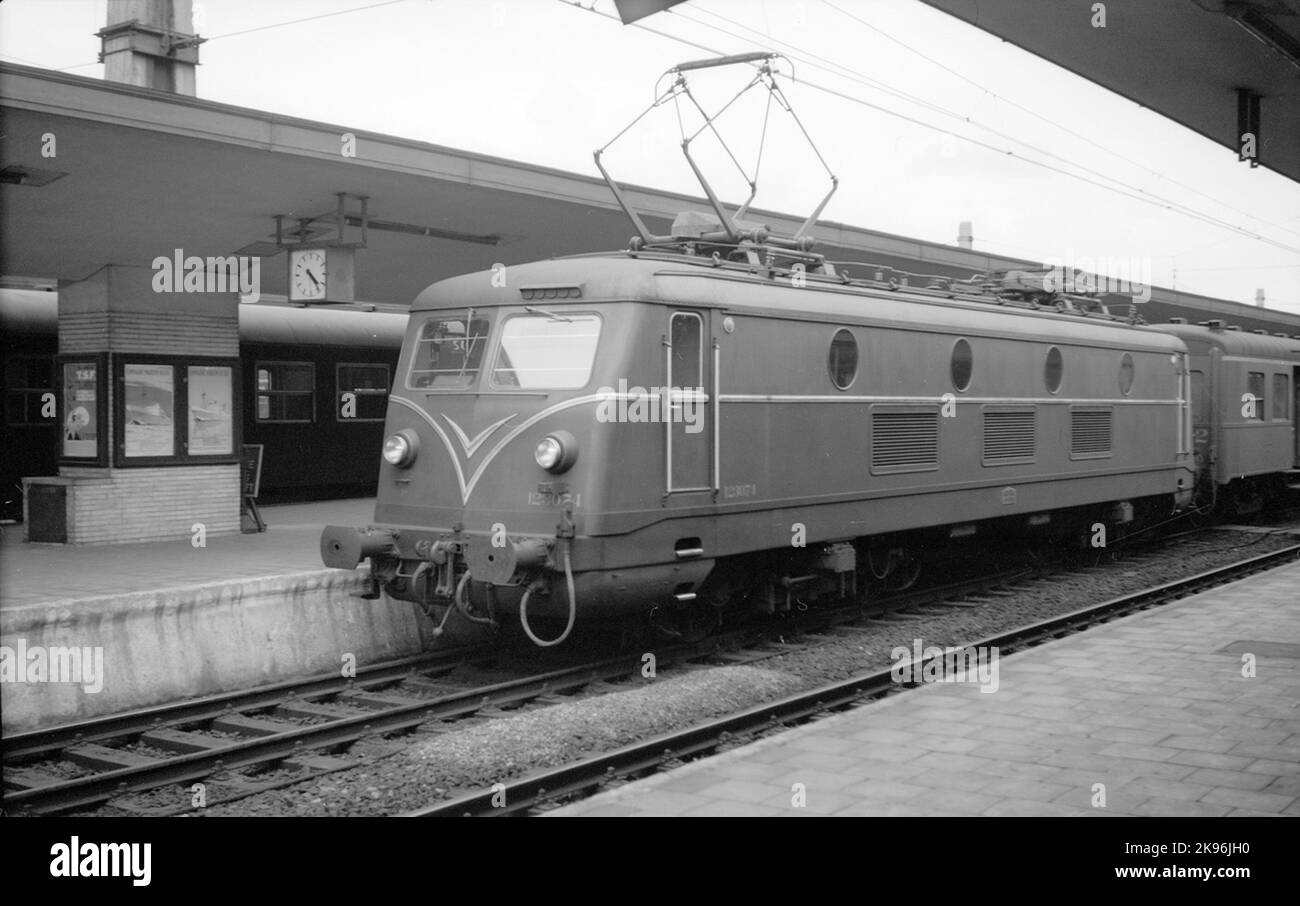 Belgische Staatsstraßen, SNCB/NMBS 123074. Brüssel Noord. Stockfoto