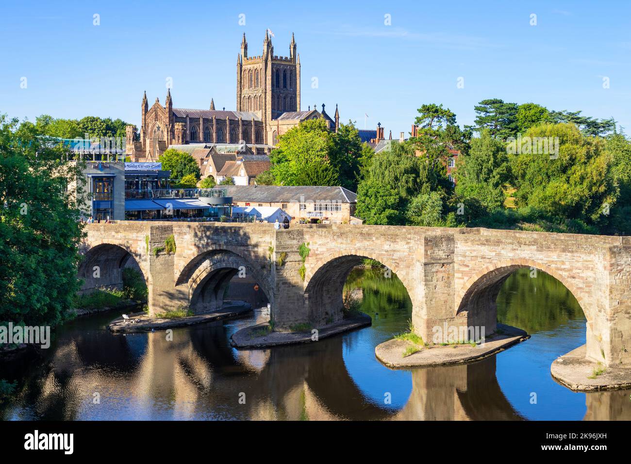 Hereford Cathedral und die Alte Brücke spiegeln sich im Fluss Wye Hereford Herefordshire England GB Europa Stockfoto