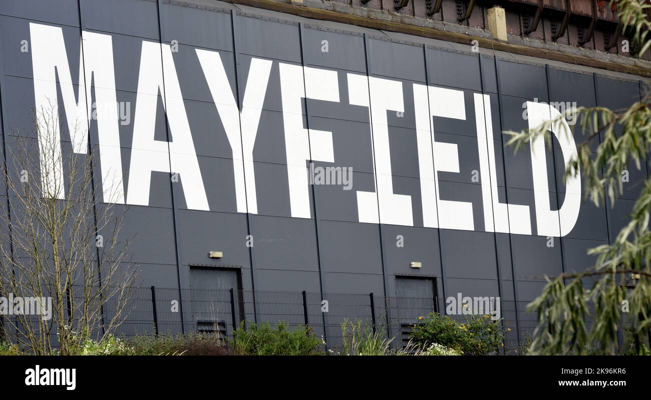 Mayfield Park, Manchester, England, Großbritannien, wurde im September eröffnet. 2022, ein 6,5 Hektar großer Park rund um den Fluss Medlock. Das Schild bezieht sich auf Depot Mayfield, einen Veranstaltungsort mit 10.000 Kapazität im ehemaligen Bahnhof von Manchester, neben dem Park. Im Rahmen eines £1billion-Regenerationsprogramms im Jahr 2019 wurde Depot Mayfield umgestaltet, um in diesem einzigartigen Found Space eine Plattform für ein vielfältiges Programm aus Kunst, Musik, Industrie, Kultur und Gemeinschaftsveranstaltungen zu bieten, das die industrielle Vergangenheit von Manchester zeigt. Stockfoto