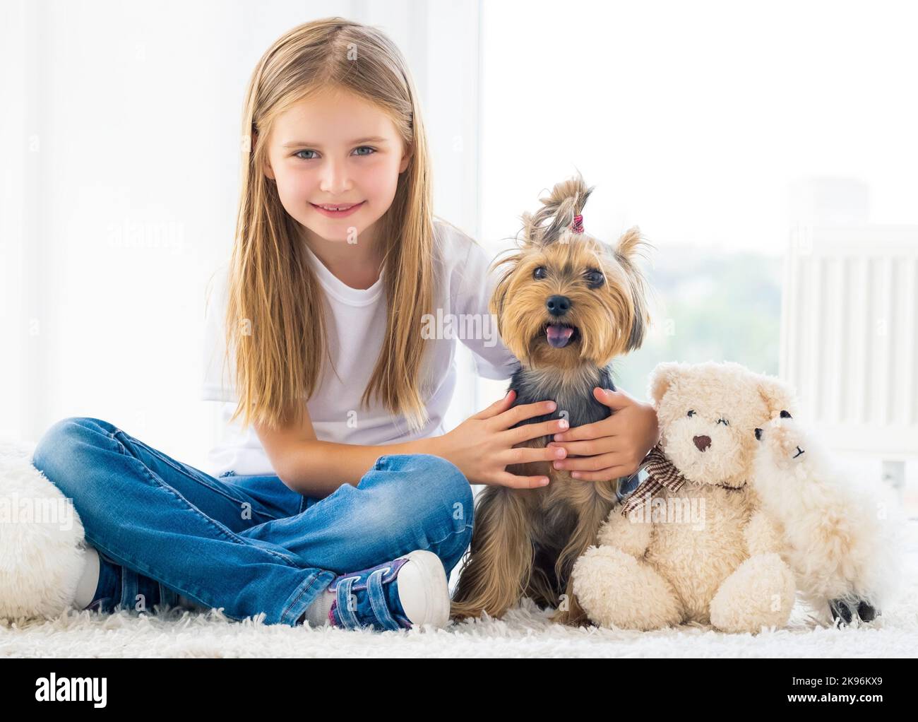 Terrier Welpe und glückliches Mädchen Stockfoto