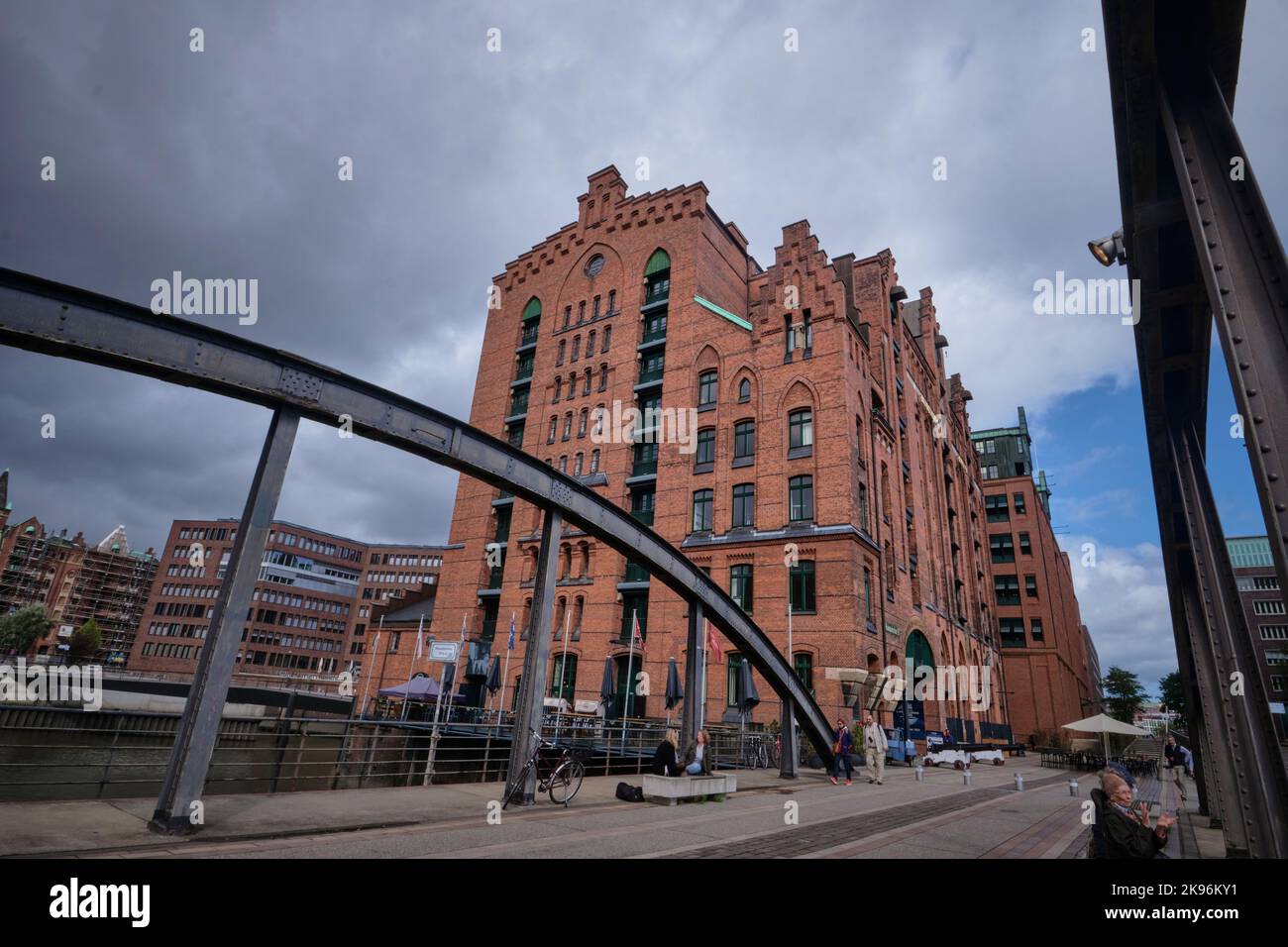 Hamburg, Deutschland - September 2022: Stahlbogenbrücke und Internationales Maritimes Museum in der HafenCity Stockfoto