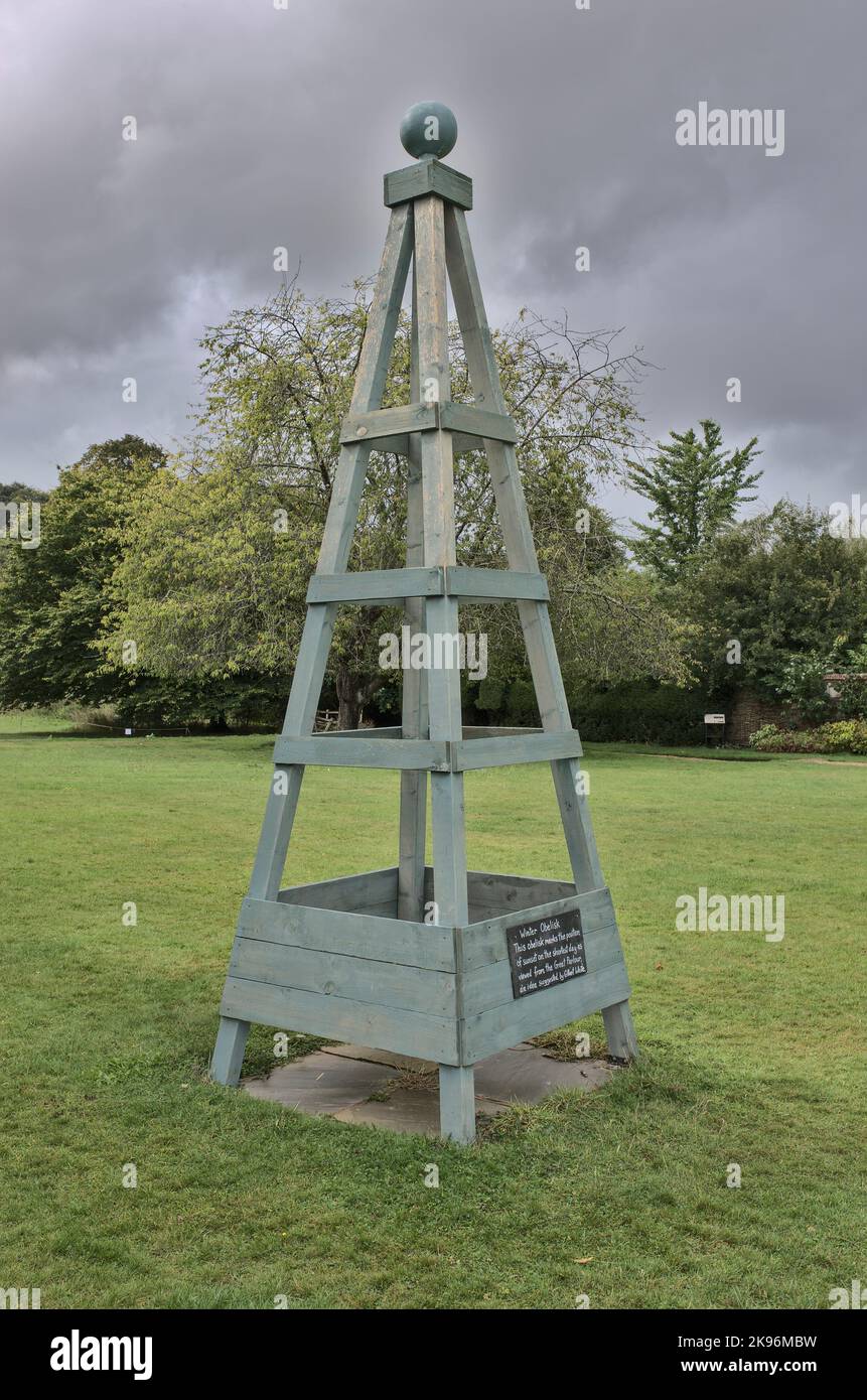 Großer Obelisk aus Holz im Garten von Gilbert Whites Hampshire Stockfoto