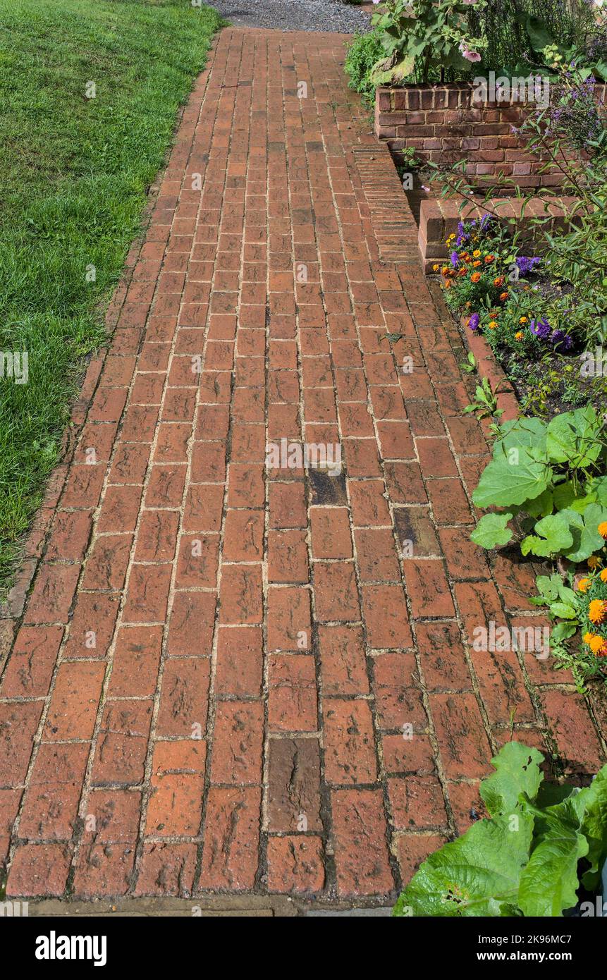 Roter Backsteinpfad im Garten von Gilbert Whites Hampshire Stockfoto