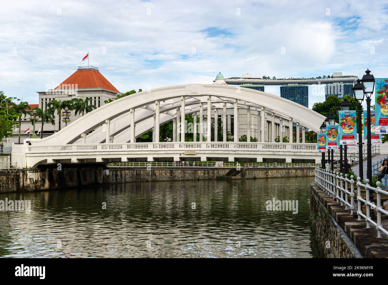 Die Elgin Bridge und der Singapore River an einem bewölkten Tag Stockfoto