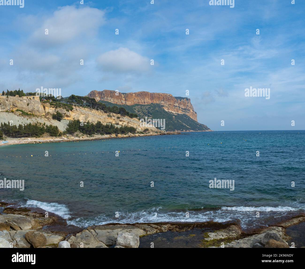 Cassis, Frankreich - Mai 18. 2022: Blick auf die roten Klippen des Cap Canaille. Stockfoto