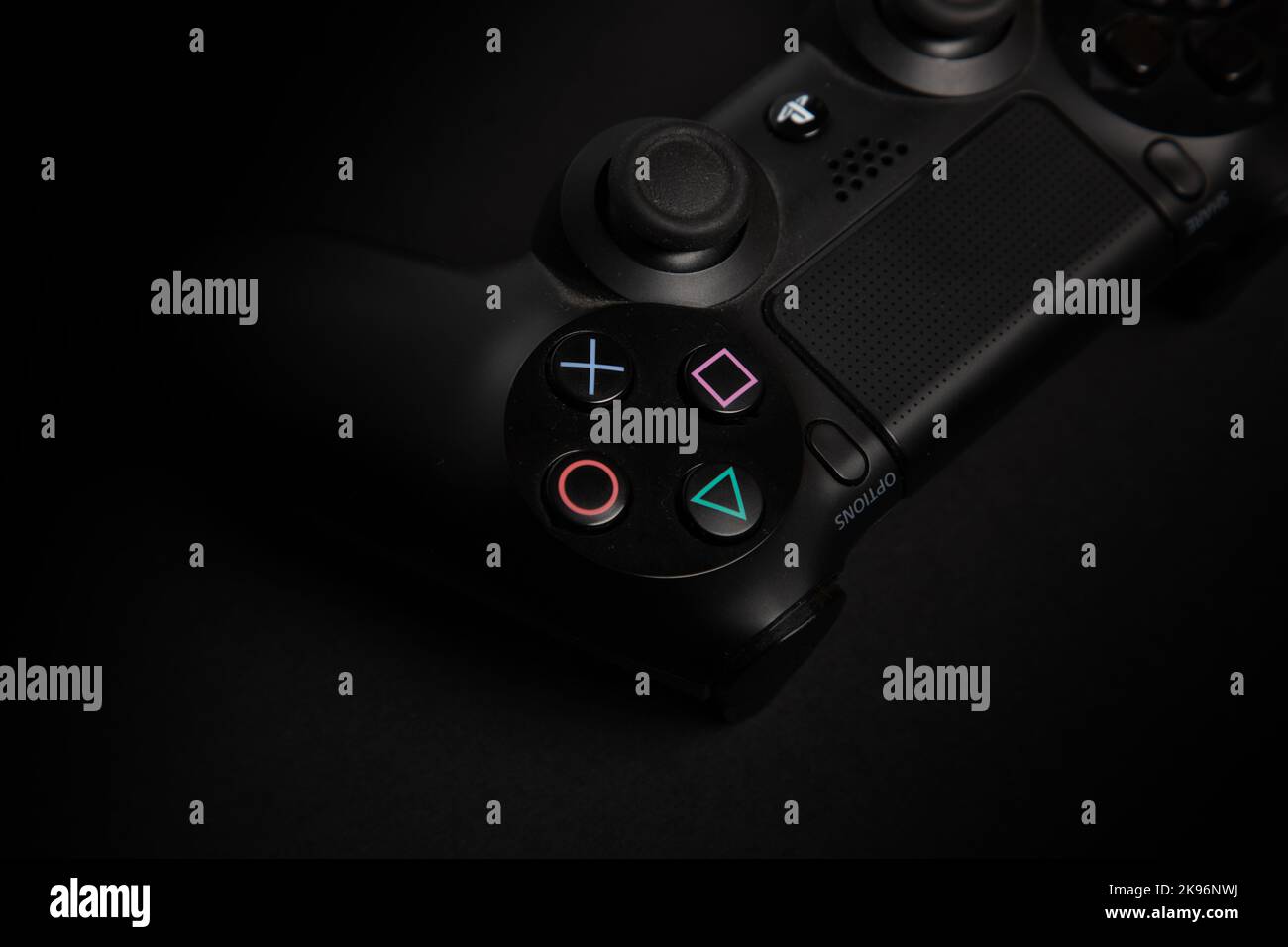Eine Detailaufnahme eines playstation-Gaming-Joypads auf einem schwarzen, dunklen Hintergrund, professionelle Studioaufnahme Stockfoto