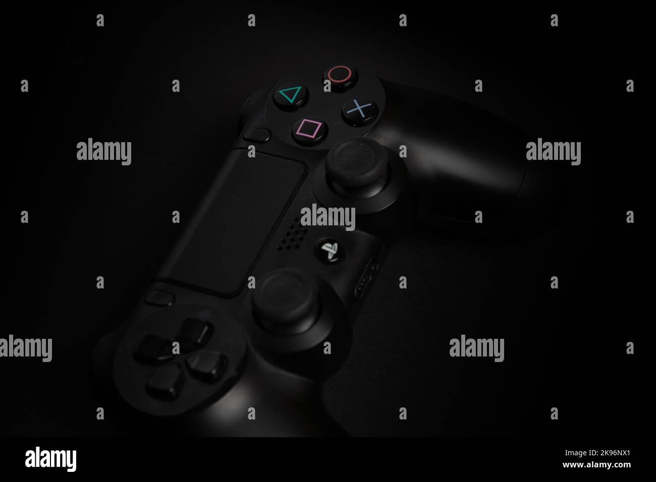 Eine Detailaufnahme eines playstation-Gaming-Joypads auf einem schwarzen, dunklen Hintergrund, professionelle Studioaufnahme Stockfoto