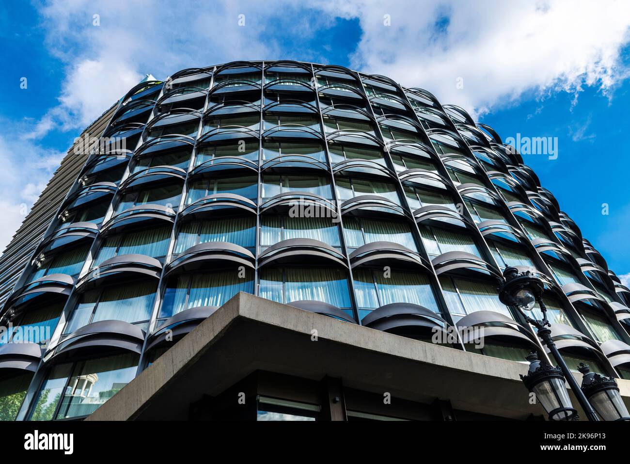 Barcelona, Spanien - 3. Oktober 2022: Fassade des Winterthur-Gebäudes, modernes Wohngebäude, in der Placa de Francesc Macia in Barcelona, C Stockfoto