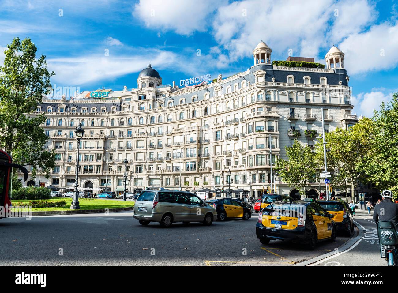 Barcelona, Spanien - 3. Oktober 2022: Verkehr und Menschen in der Placa von Francesc Macia in Barcelona, Katalonien, Spanien Stockfoto