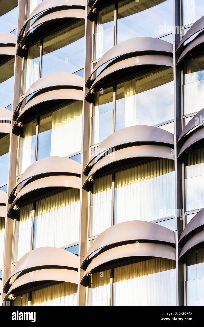 Barcelona, Spanien - 3. Oktober 2022: Fassade des Winterthur-Gebäudes, modernes Wohngebäude, in der Placa de Francesc Macia in Barcelona, C Stockfoto