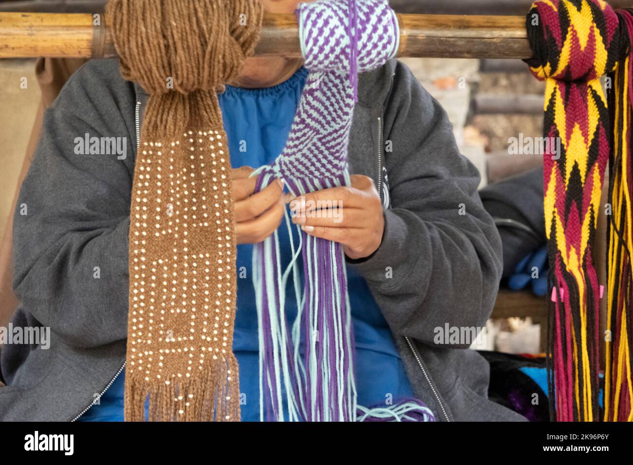 Die gebürtige Amerikanerin webt einen violetten und weißen Gürtel in der Hand. Stockfoto