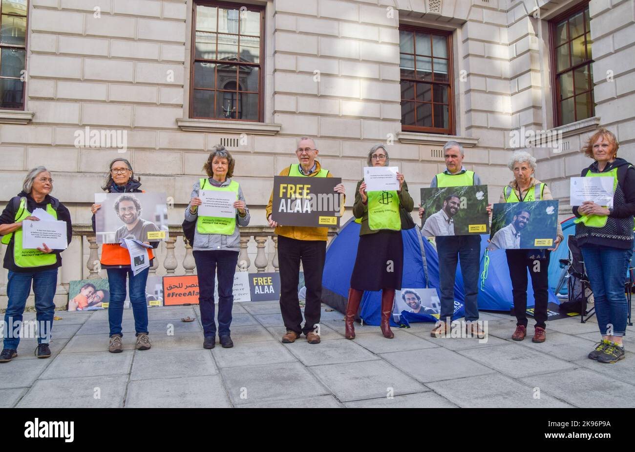 London, Großbritannien. 26.. Oktober 2022. Demonstranten vor dem Außen-, Commonwealth- und Entwicklungsbüro. Sanaa Seif, die Schwester von Alaa Abdel Fattah, einer in Ägypten inhaftierten britisch-ägyptischen Aktivistin, die seit über 200 Tagen im Hungerstreik ist, hat eine Sit-in vor dem Auswärtigen Amt in Westminster veranstaltet. Sie hat im Freien in einem Zelt geschlafen und wird dies bis zum Beginn der COP 27 tun oder bis Außenminister James geschickt zustimmt, sie zu treffen und die Bemühungen um seine Freilassung zu verstärken. Kredit: Vuk Valcic/Alamy Live Nachrichten Stockfoto