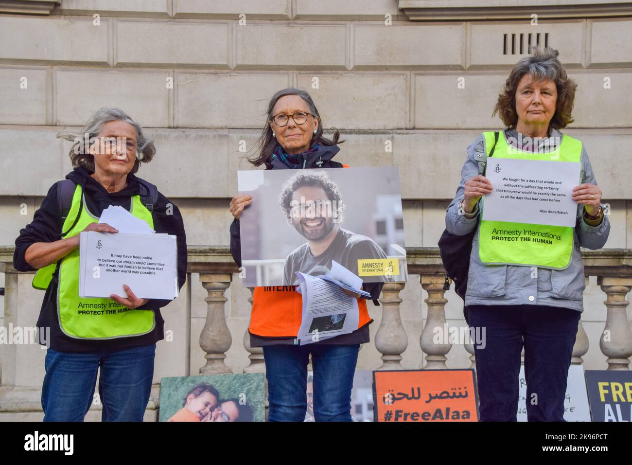 London, Großbritannien. 26.. Oktober 2022. Demonstranten vor dem Außen-, Commonwealth- und Entwicklungsbüro. Sanaa Seif, die Schwester von Alaa Abdel Fattah, einer in Ägypten inhaftierten britisch-ägyptischen Aktivistin, die seit über 200 Tagen im Hungerstreik ist, hat eine Sit-in vor dem Auswärtigen Amt in Westminster veranstaltet. Sie hat im Freien in einem Zelt geschlafen und wird dies bis zum Beginn der COP 27 tun oder bis Außenminister James geschickt zustimmt, sie zu treffen und die Bemühungen um seine Freilassung zu verstärken. Kredit: Vuk Valcic/Alamy Live Nachrichten Stockfoto