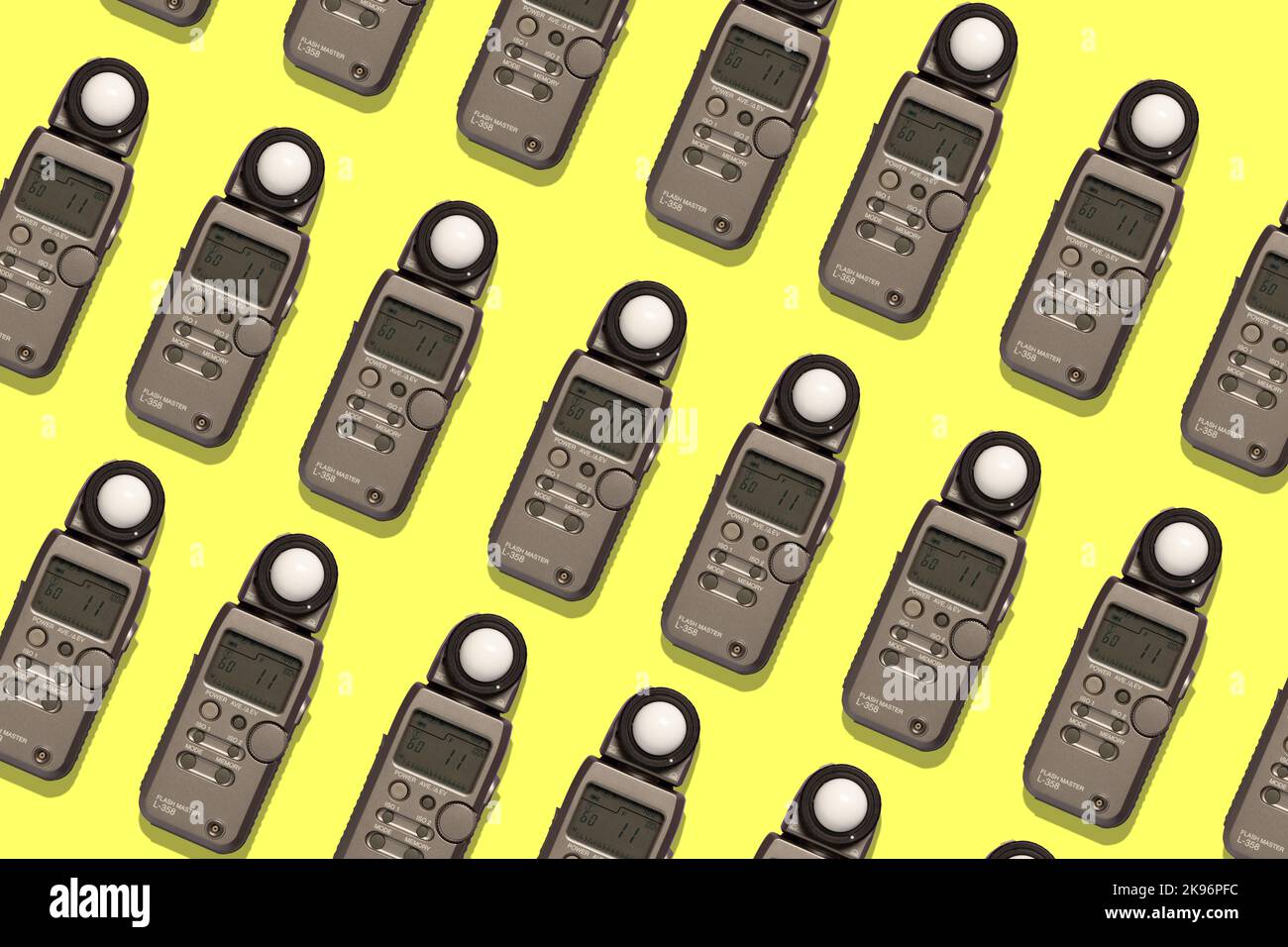 Draufsicht eines professionellen Lichtmessers auf einem farbenfrohen Hintergrund, Wiederholung, Muster, Pop, professionelle Studioaufnahme Stockfoto