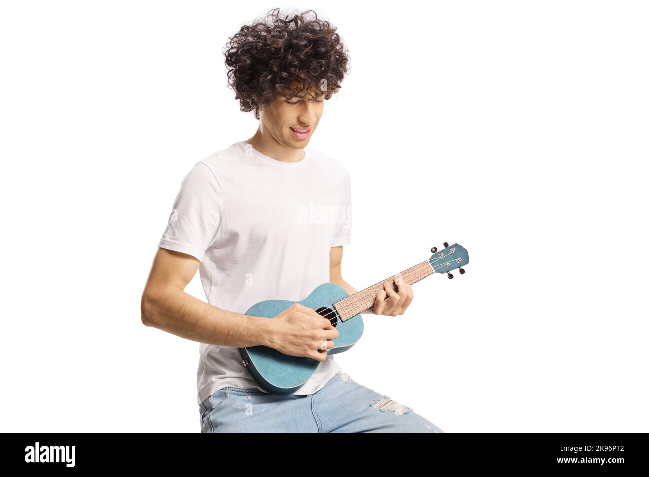 Junger Mann mit lockigen Haaren spielt Ukulele isoliert auf weißem Hintergrund Stockfoto