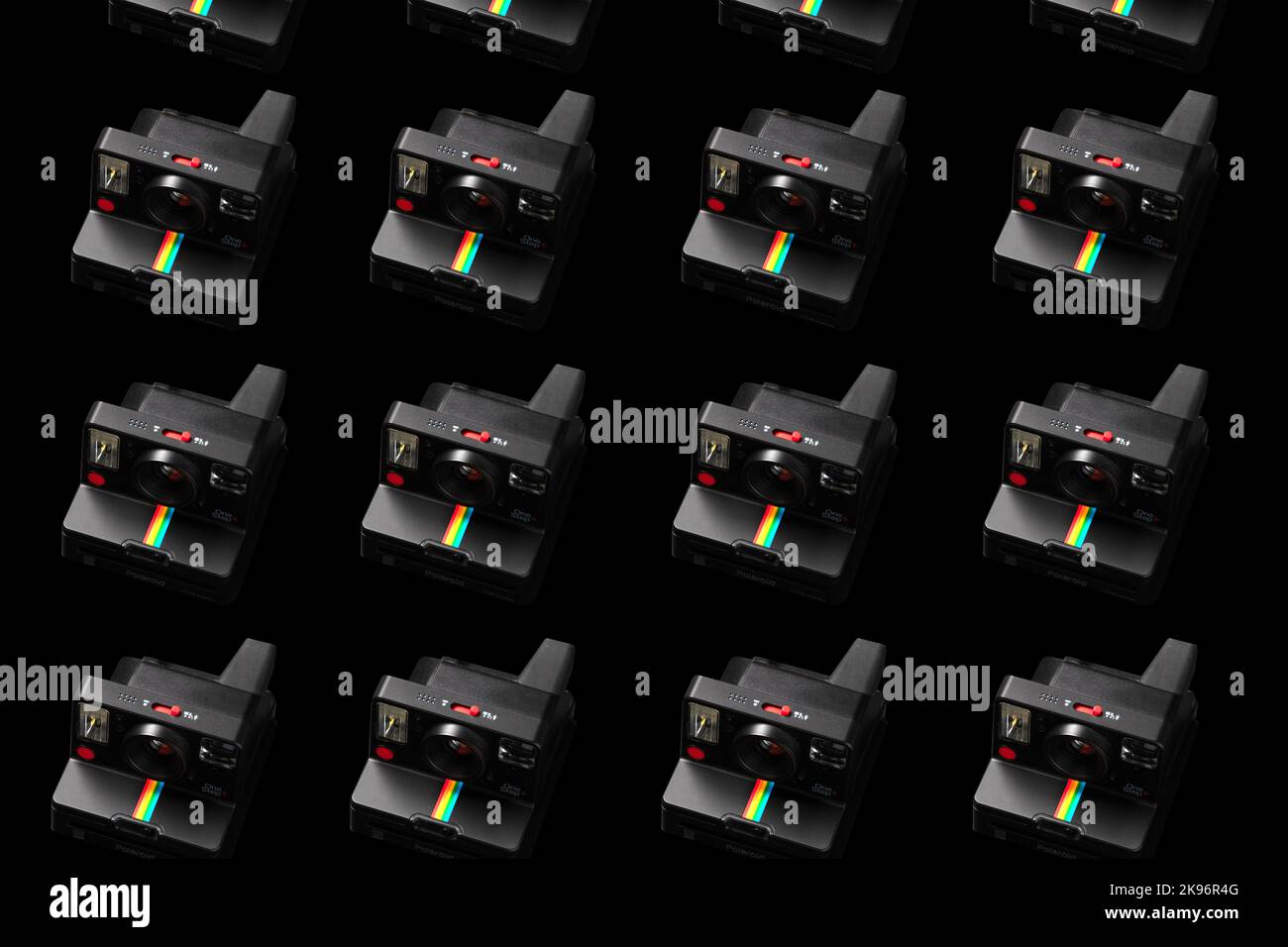 Ein Foto im Stil von 3D einer neuen polaroid-Kamera, Ton in Ton, Schwarz auf Schwarz, Wiederholung, Pop, Professionelle Studioaufnahmen Stockfoto