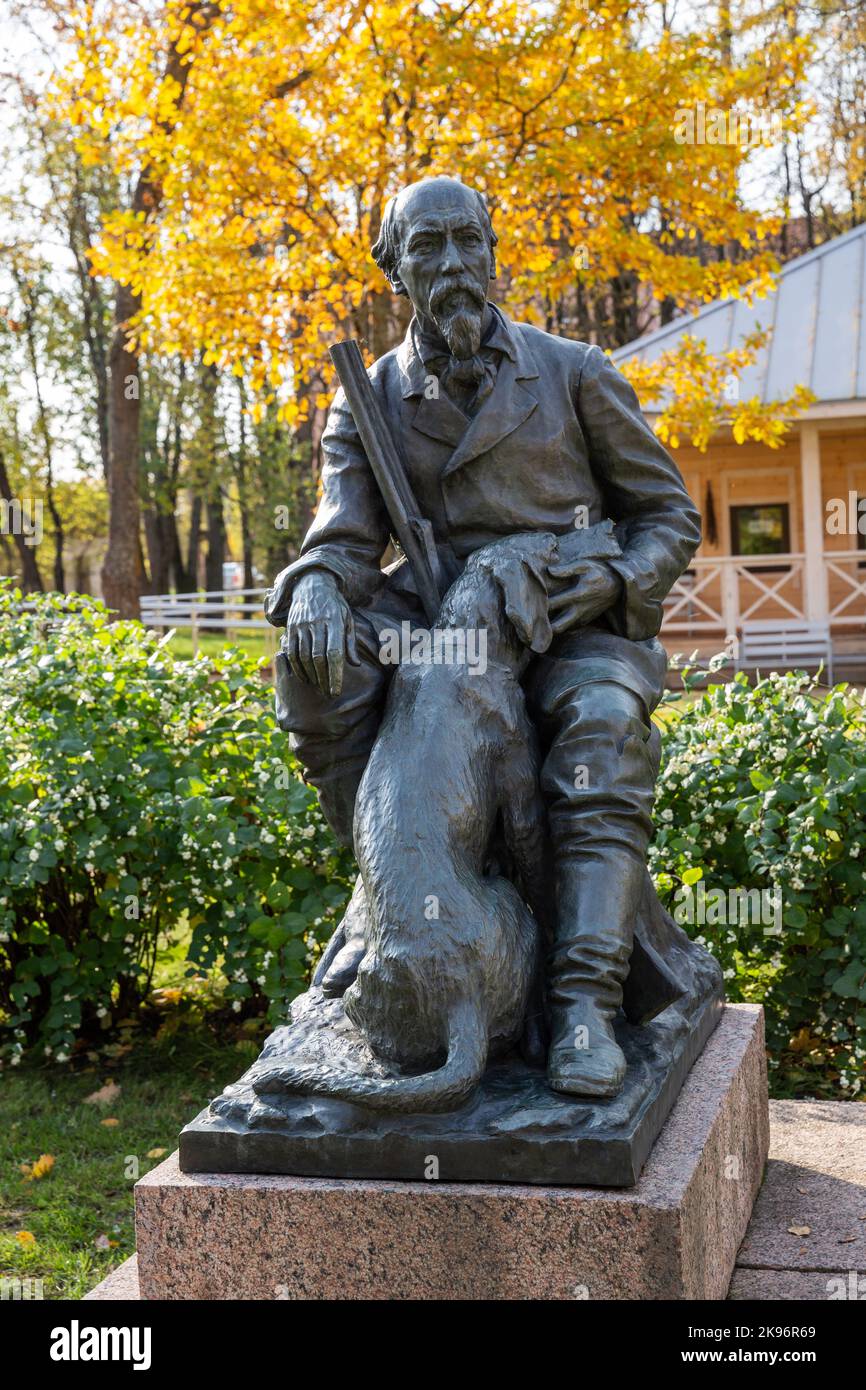 Chudowo, Russland - 08. Oktober 2022: Denkmal des russischen Dichters N.A. Nekrasow in seinem Anwesen Chudowskaja Luka, installiert in 1971, Autor P. Krivorutsky. P Stockfoto