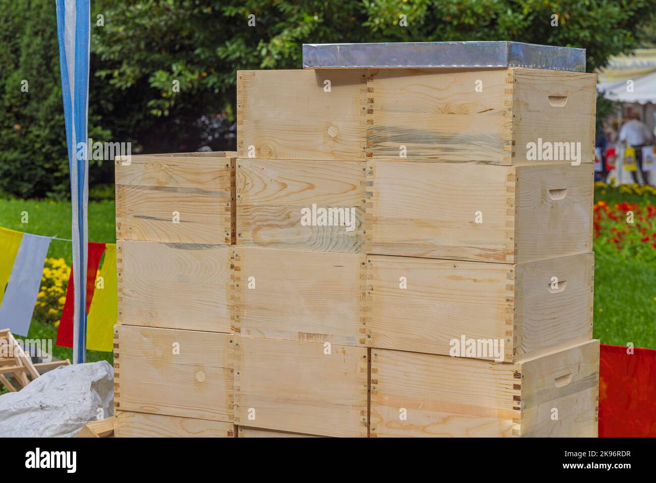 Stapel von neuen hölzernen Bienenstock-Boxen Beekeeper Equipment Stockfoto