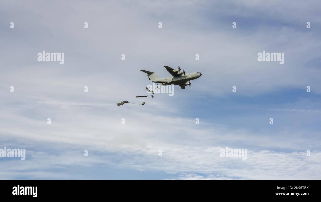ZM409 RAF Royal Air Force Airbus A400M das militärische Frachtflugzeug Atlas fällt auf niedrigem Niveau mehrere große Container per Fallschirm ab Stockfoto