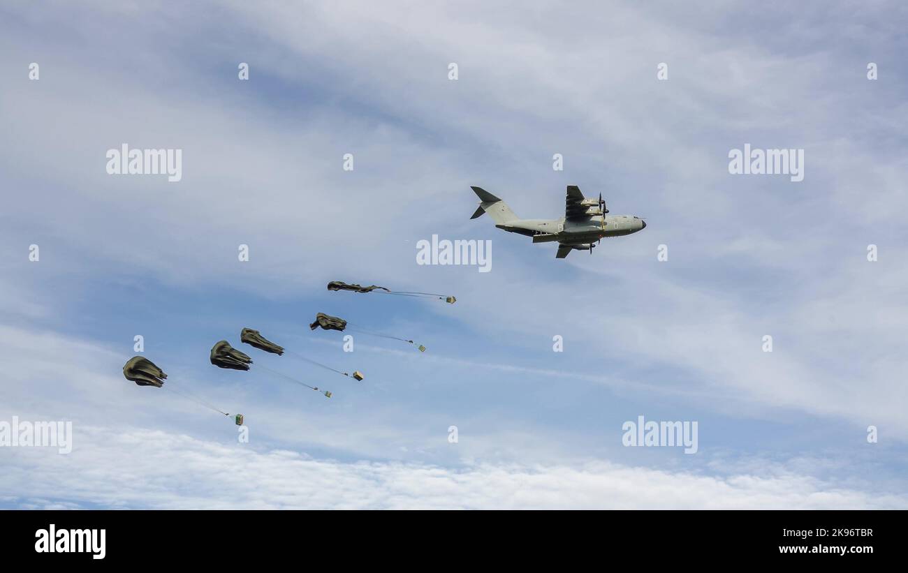 ZM409 RAF Royal Air Force Airbus A400M das militärische Frachtflugzeug Atlas fällt auf niedrigem Niveau mehrere große Container per Fallschirm ab Stockfoto