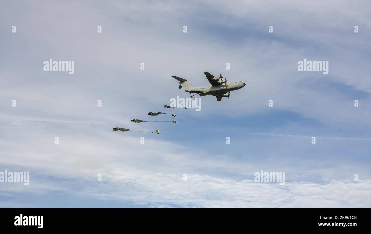 ZM409 RAF Royal Air Force Airbus A400M das militärische Frachtflugzeug Atlas fällt auf niedrigem Niveau mehrere große Container per Fallschirm ab Stockfoto