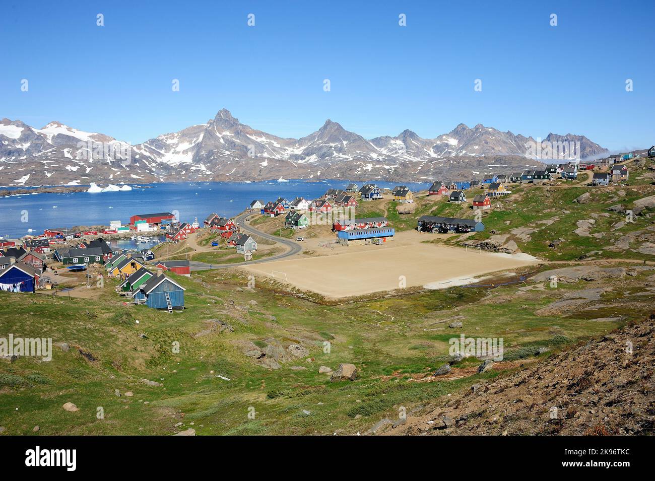 Eine Luftaufnahme des Dorfes und der Berge in Grönland Stockfoto