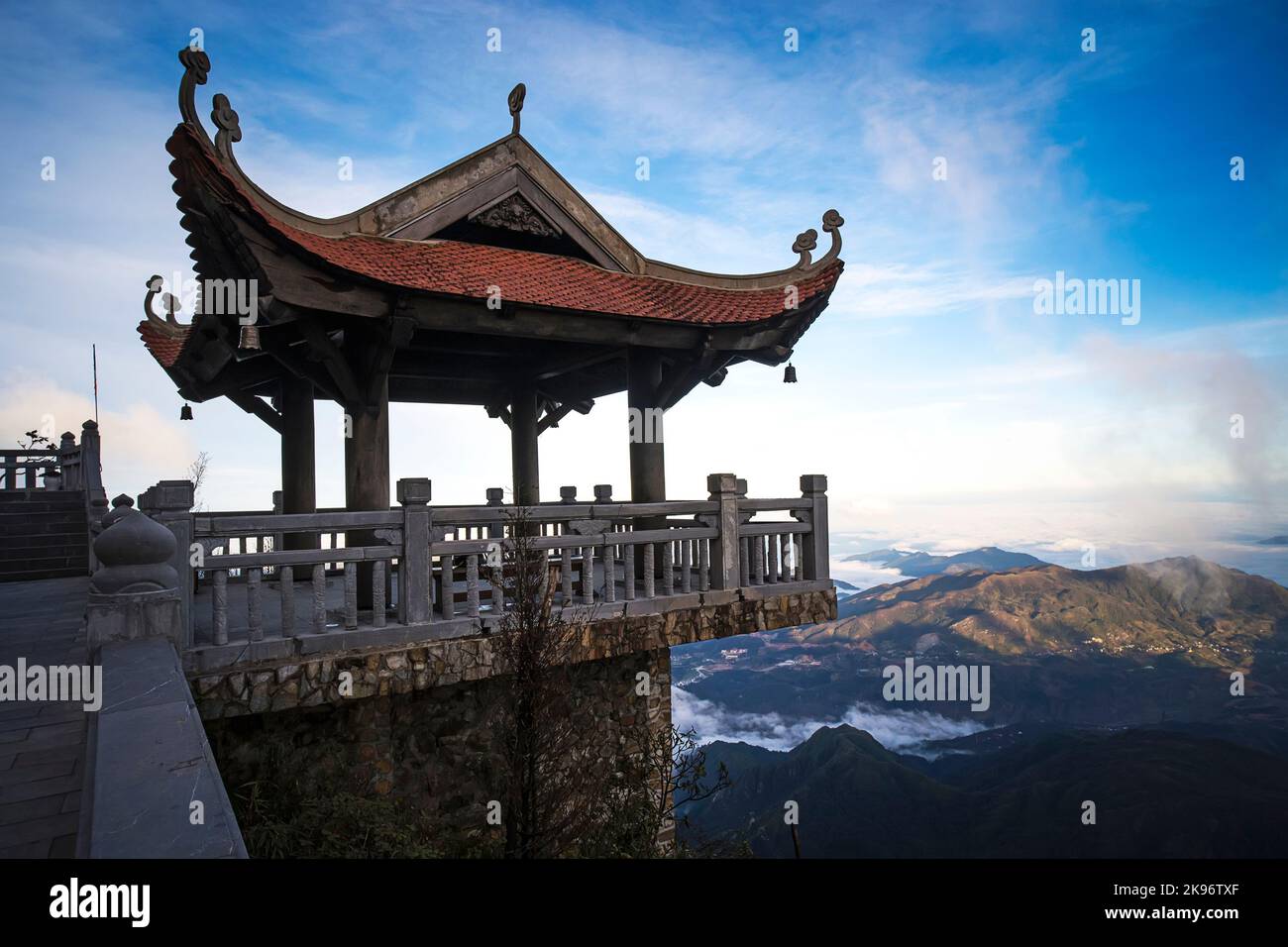 Der Tourist steht auf dem Gelände, um die schöne Aussicht zu sehen und in die Ferne zu schauen. Aussichtspunkt auf der Spitze des Fansipan, Stockfoto