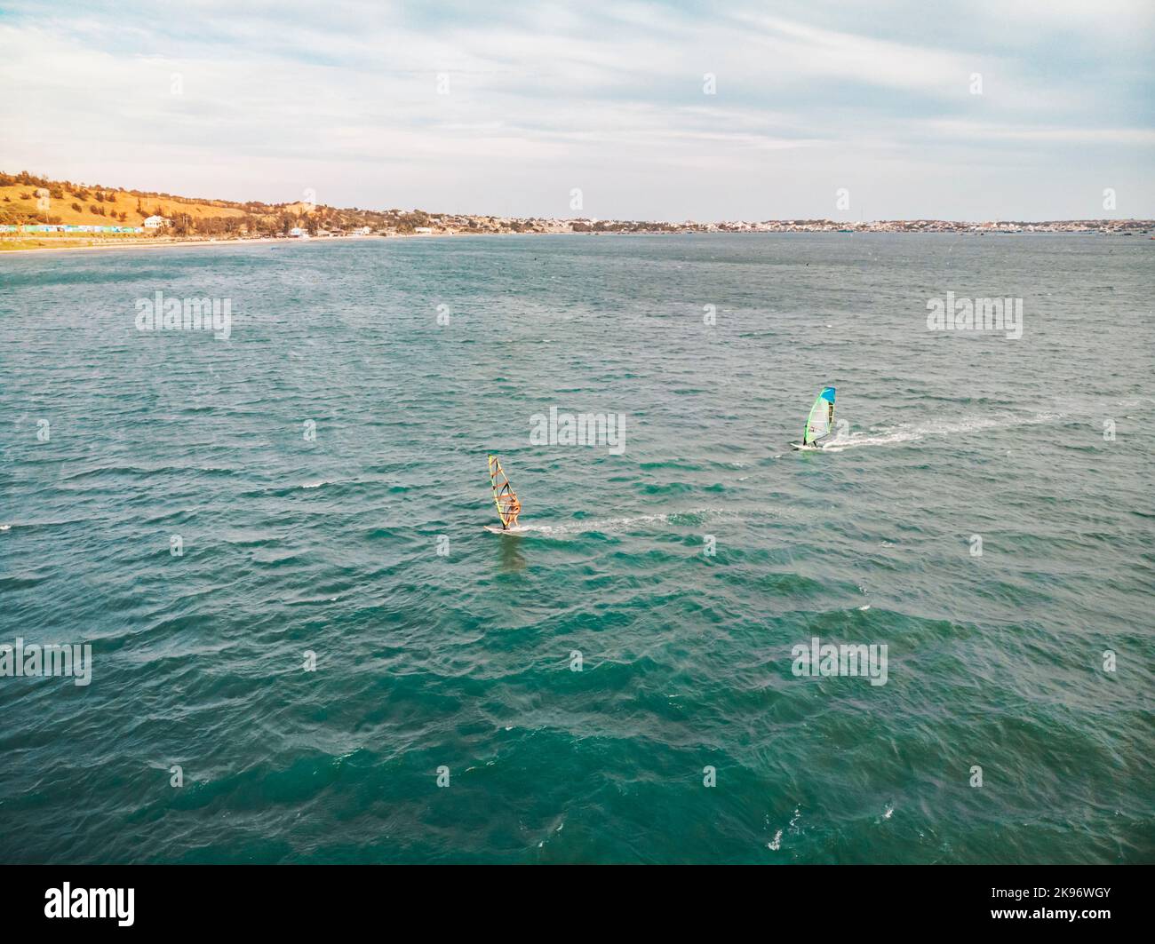 Windsurfer Surfen auf den Wellen der Wind in Mui Ne, Vietnam. Freizeit Wassersport, Extremsport. Freizeit sportliche Aktivität. Gesunde Acti Stockfoto