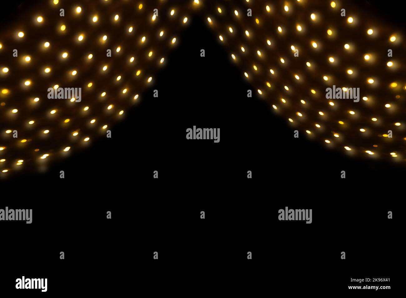 Abstrakte Weihnachtslichter auf schwarzem Hintergrund. Glühbirne Girlande, Stockfoto