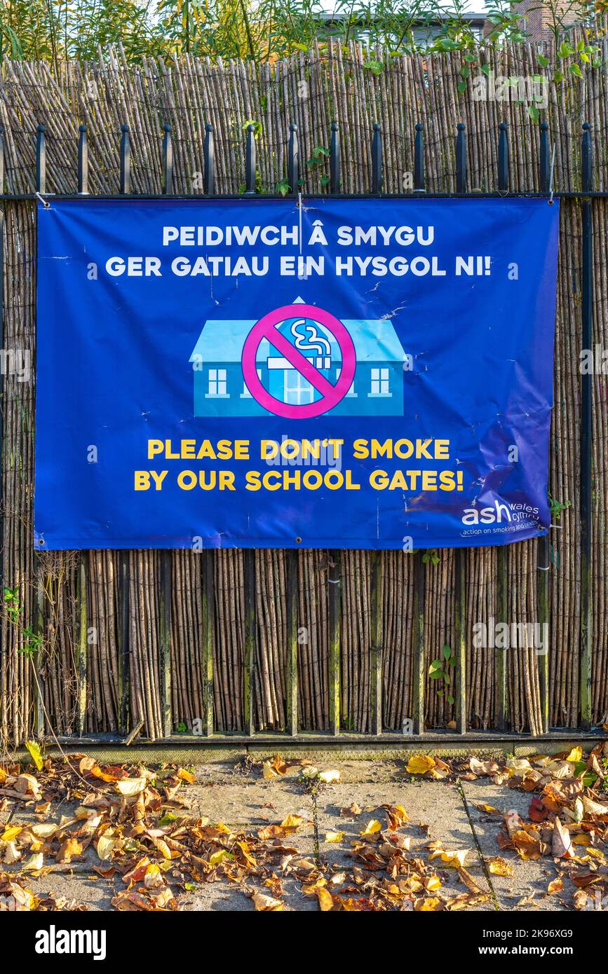 „Rauchen außerhalb der Schule verboten“-Banner in walisischer Sprache und englischer Sprache Stockfoto