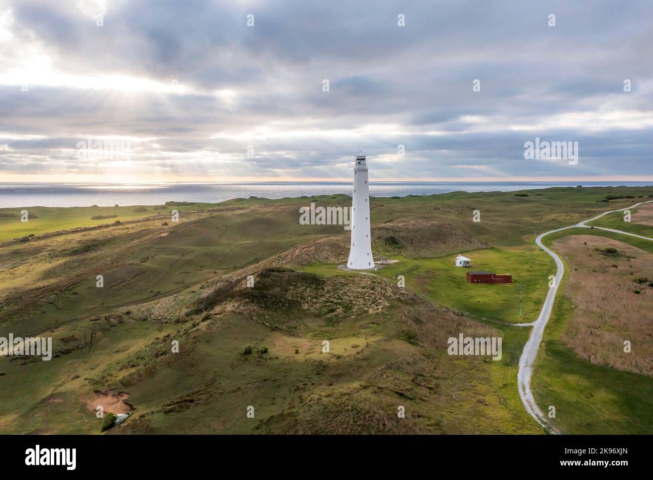 Drohnenaufnahme des Cape Wickham Lighthouse am frühen Morgen an einem bewölkten Tag in Currie im Norden von King Island in Tasmanien Stockfoto