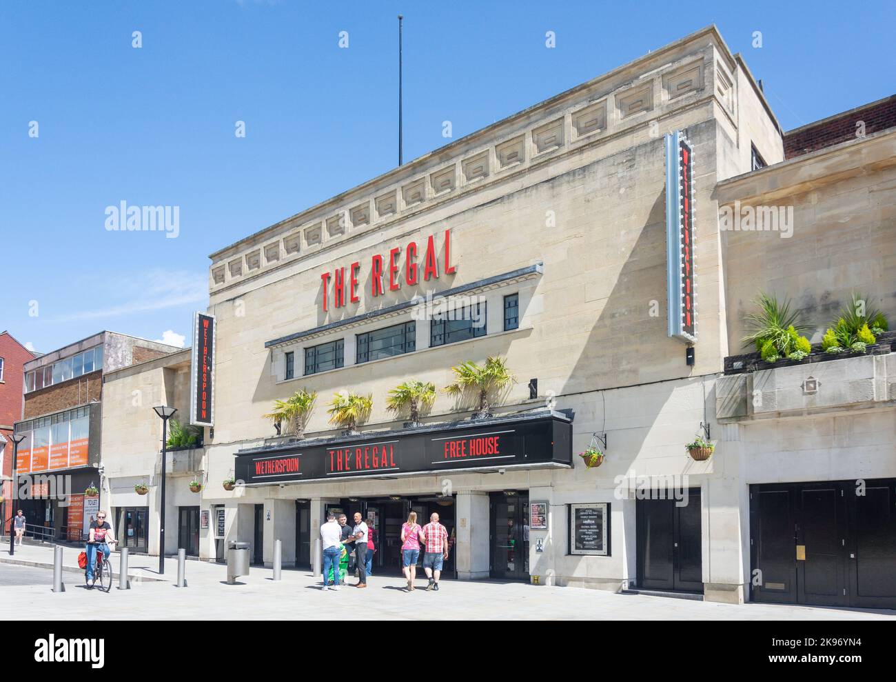 The Regal Pub (Wetherspoon), Kings Square, Gloucester, Gloucestershire, England, Vereinigtes Königreich Stockfoto