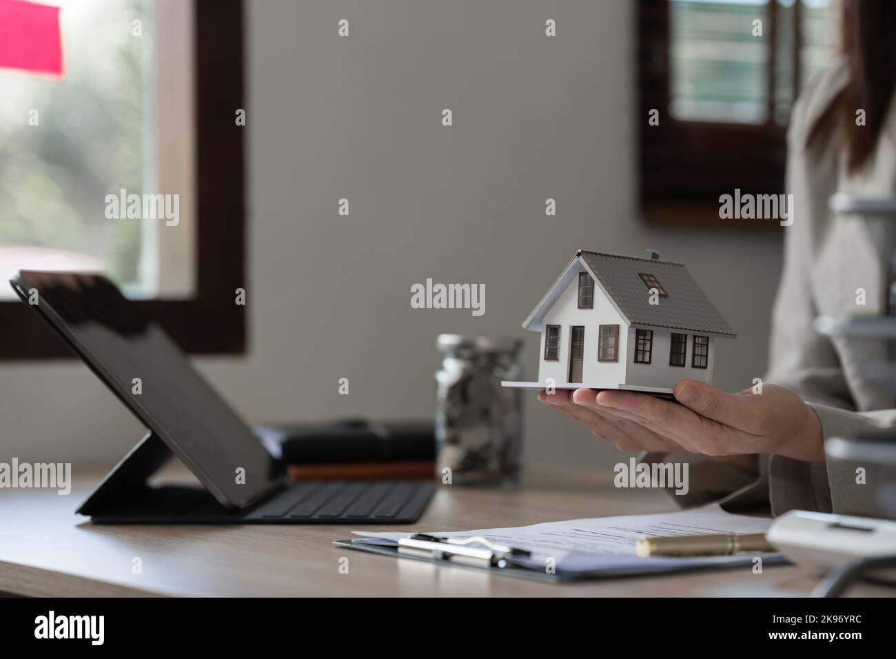 Immobilienmakler und Kunde diskutieren für Vertrag zu kaufen Haus, Versicherung oder Darlehen Immobilien Hintergrund Stockfoto Immobilienmakler und Kunde diskutieren für Vertrag zu kaufen Haus, Versicherung oder Darlehen Immobilien Hintergrund Stockfoto