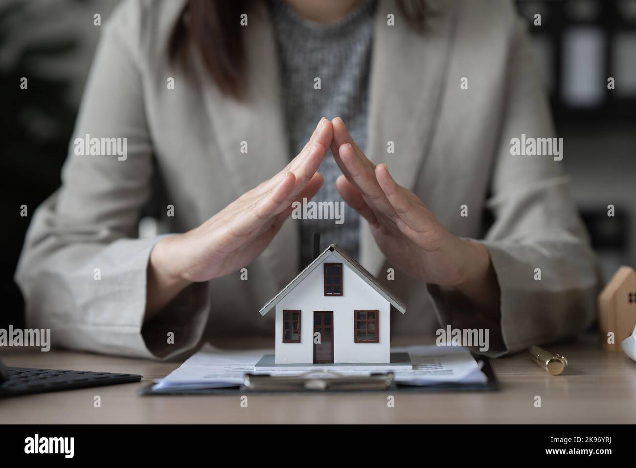 Immobilienmakler und Kunde diskutieren für Vertrag zu kaufen Haus, Versicherung oder Darlehen Immobilien Hintergrund Stockfoto Immobilienmakler und Kunde diskutieren für Vertrag zu kaufen Haus, Versicherung oder Darlehen Immobilien Hintergrund Stockfoto