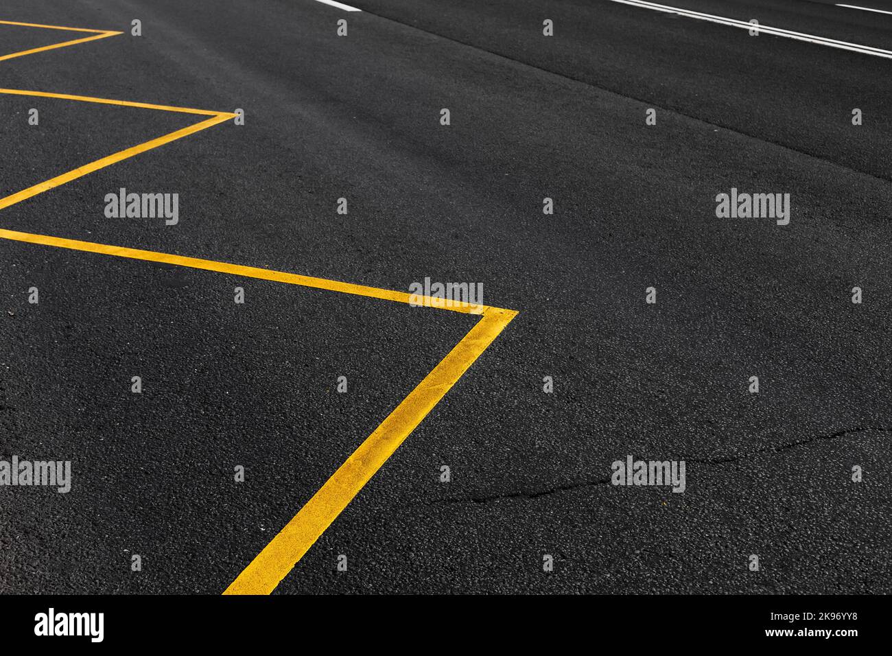 Gelbe Straßenmarkierung einer Bushaltestelle, abstraktes Transport Hintergrundbild Foto Stockfoto