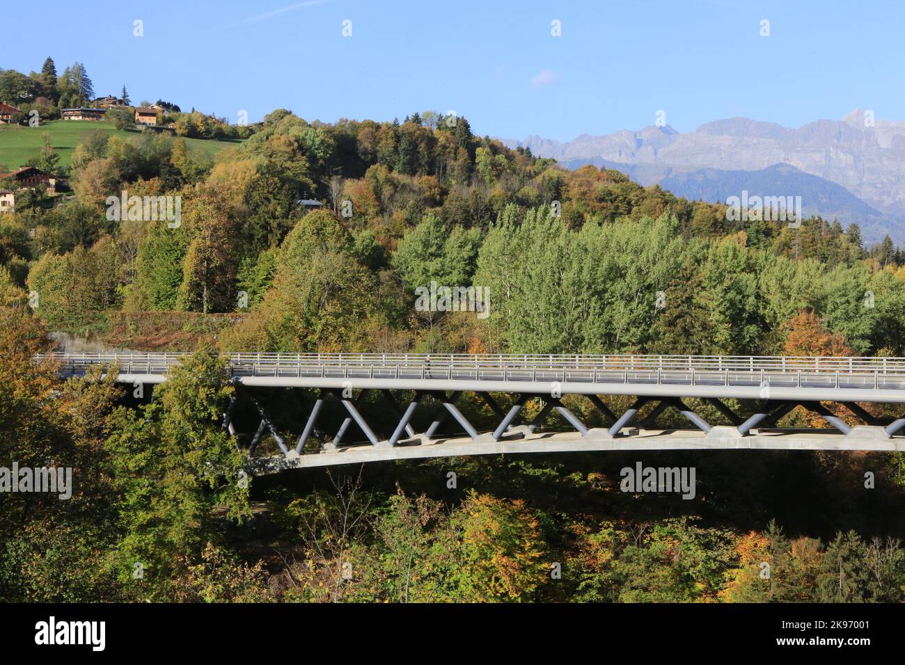 Pont de conturnement. Saint-Gervais-les-Bains. Haute-Savoie. Auvergne-Rhône-Alpes. Frankreich. Europa. Stockfoto