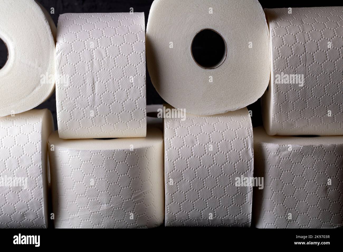 Weißes Foto-Toilettenpapier auf schwarzem Hintergrund Stockfoto