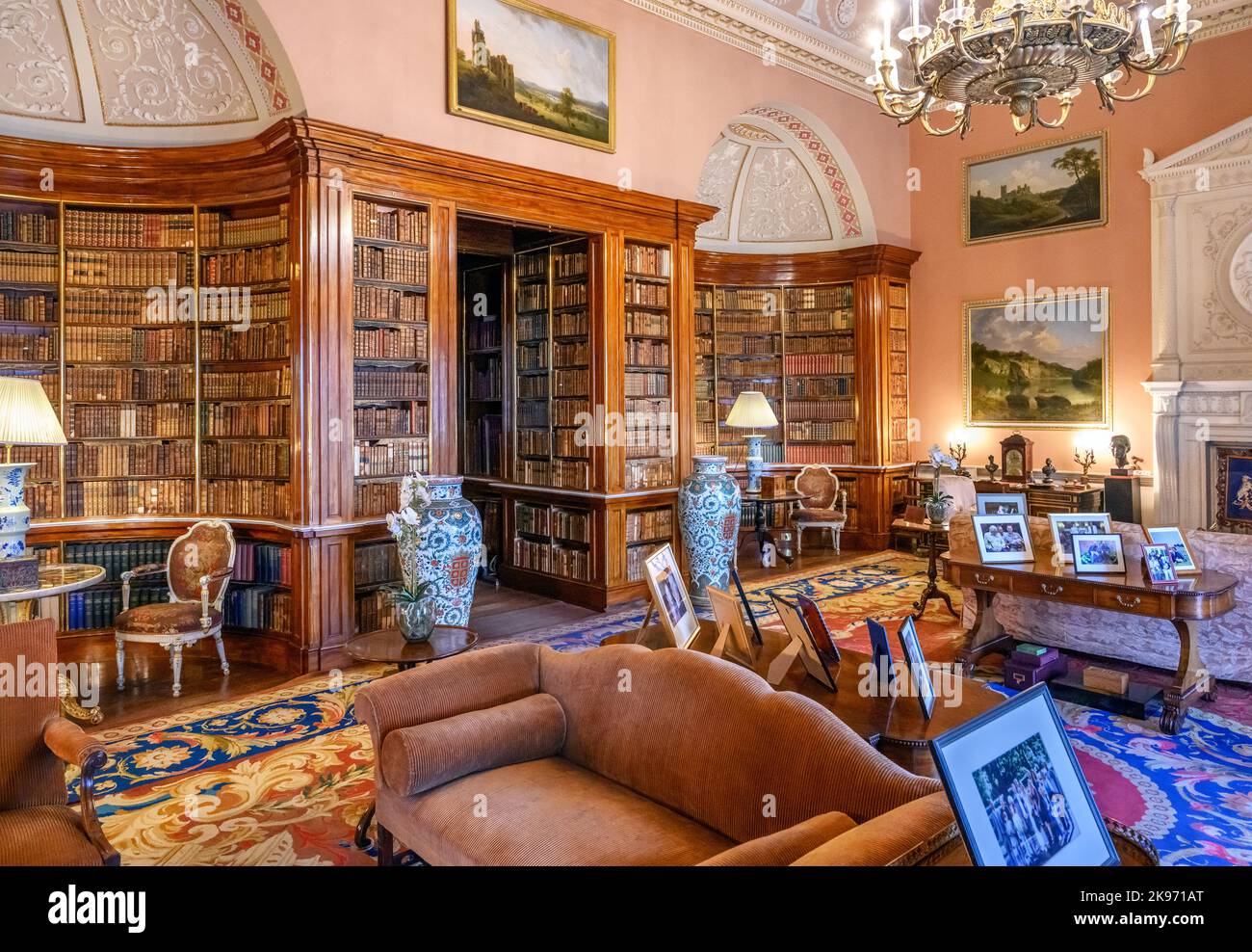 Hauptbibliothek in Harewood House, in der Nähe von Leeds, West Yorkshire, England, Großbritannien Stockfoto