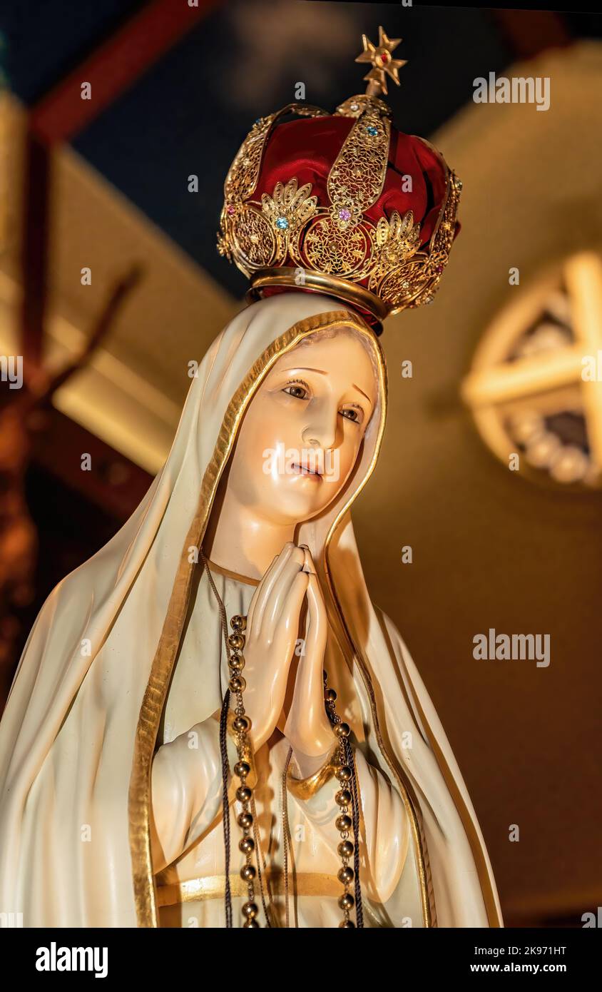 Die Reisestatue Unsere Lady von Fatima in St. Ambrose Catholic Church in Woodbury, Minnesota, USA. Stockfoto