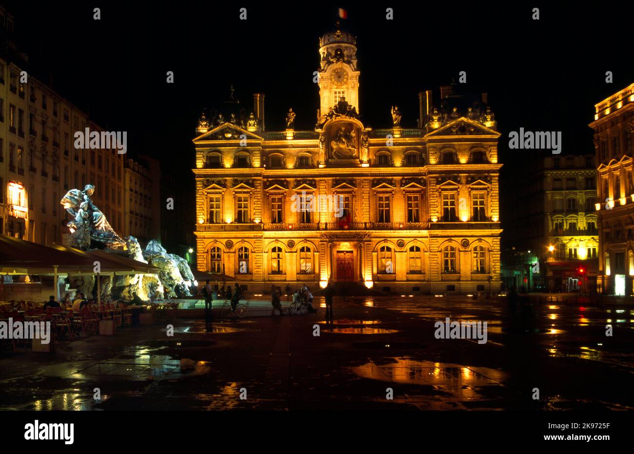 Lyon Frankreich Place De Terreaux Hotel De Ville und Fontaine Bartholdi beleuchtet in der Nacht Stockfoto