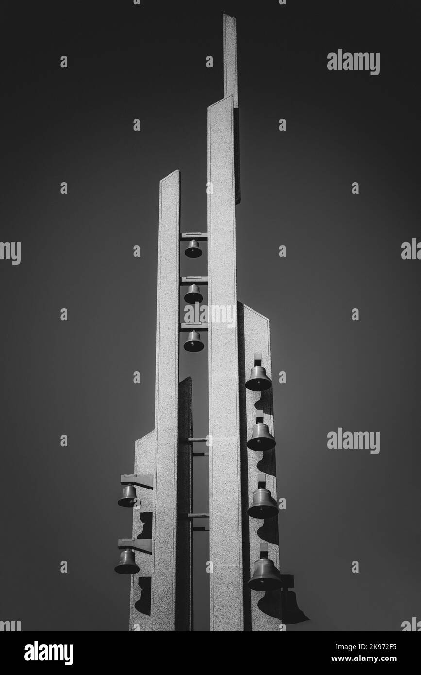 Eine vertikale Aufnahme des hohen Gebäudes mit Glocken an der Seite mit klarem Himmel im Hintergrund Stockfoto