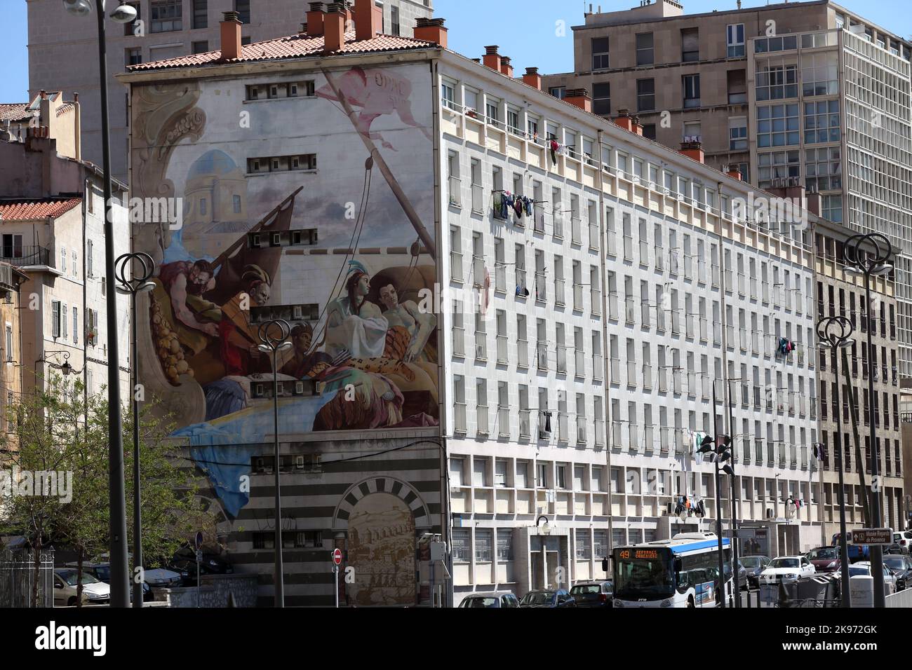 Blick vom Place de la Major auf die Esplanade de la Tourette mit dem Haus Nr. 36 und seiner Fresque murale Le Comm Marseille Frankreich Stockfoto