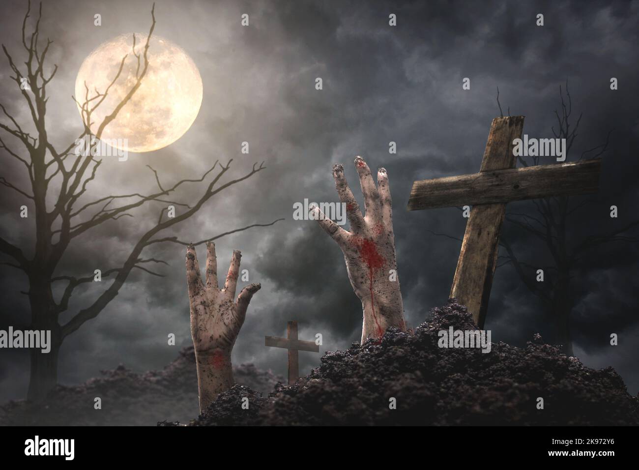 Halloween-Horror-Konzept Bild einer Teufelshand, Zombie-Hand mit Blutfleck Aufsteigen aus einer unterirdischen Halloween-Nacht Stockfoto